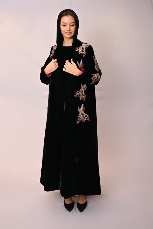 عباية مخملية فاخرة بتطريز أنيق