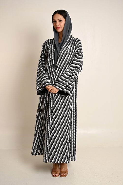 عباية فاخرة بنقشة هندسية موجية باللونين الأسود والرمادي FA 625