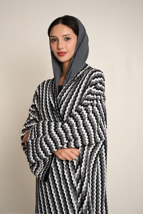 عباية فاخرة بنقشة هندسية موجية باللونين الأسود والرمادي FA 625